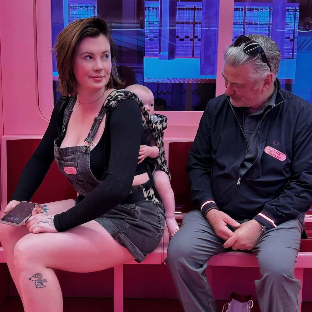 Ireland Baldwin mit ihrer Tochter Holland und ihrem Papa Alec Baldwin im Mai 2024