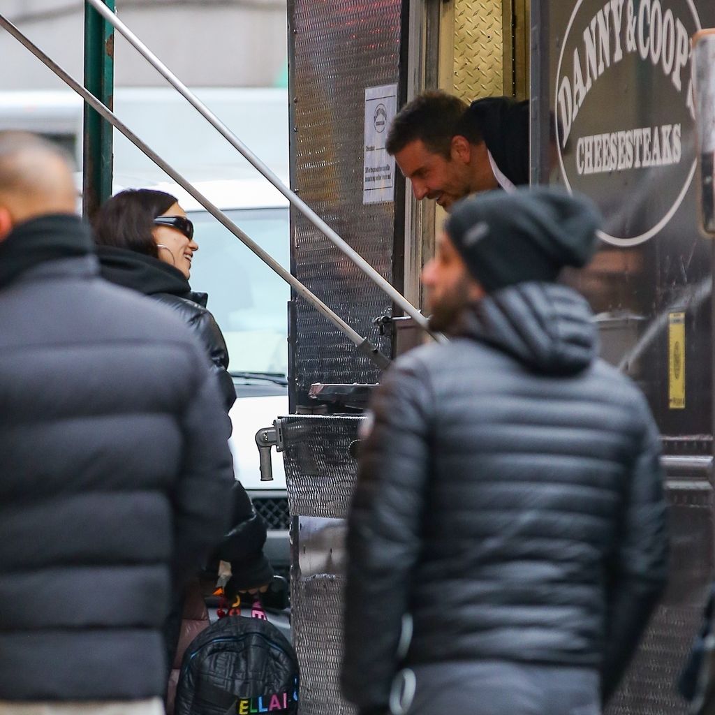 Irina Shayk und Bradley Cooper an seinem Foodtruck in New York, Dezember 2023