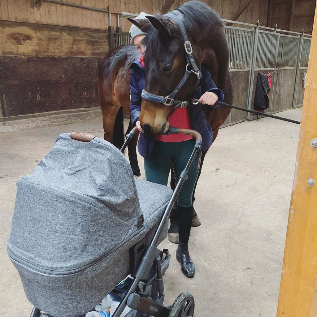 Iris Aschenbrenner zusammen mit Söhnchen Maximus bei Pferd Sky