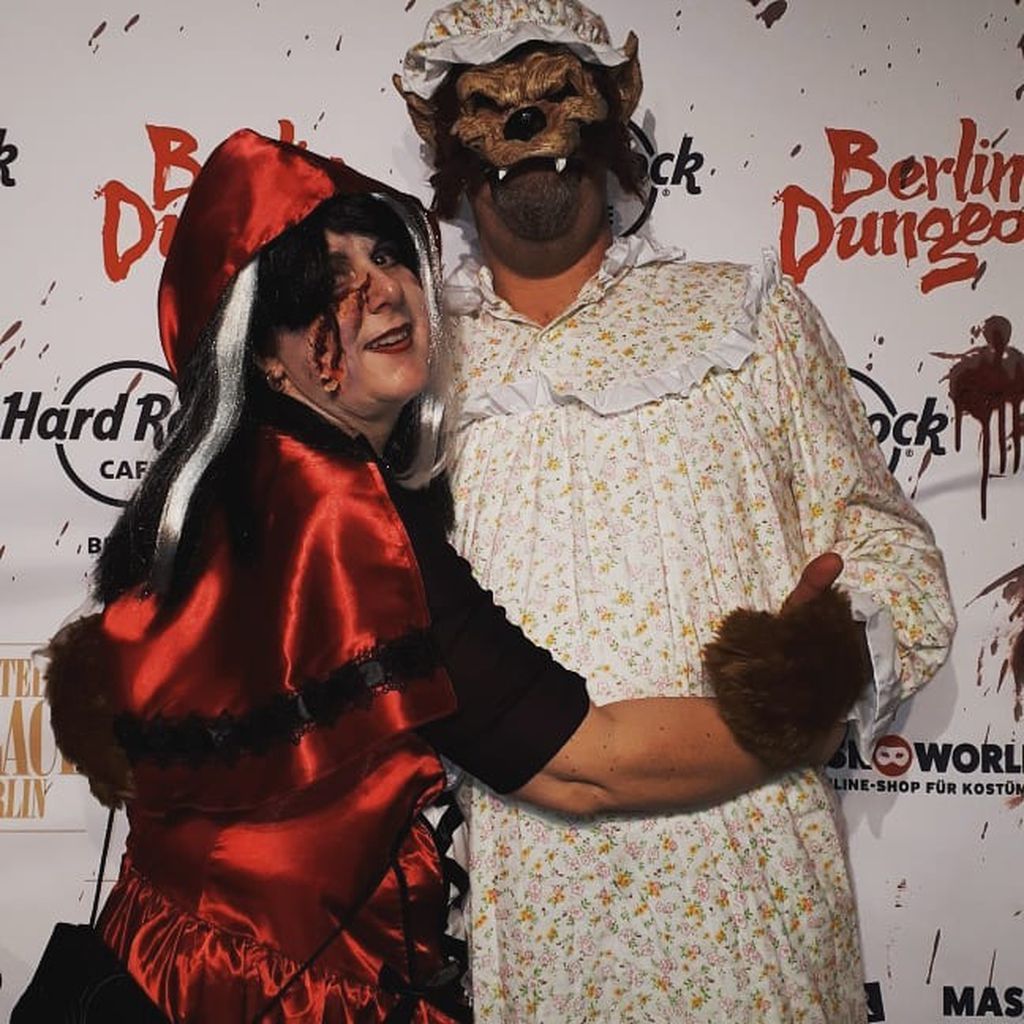 Iris und Uwe Abel als Rotkäppchen und der böse Wolf, Oktober 2019
