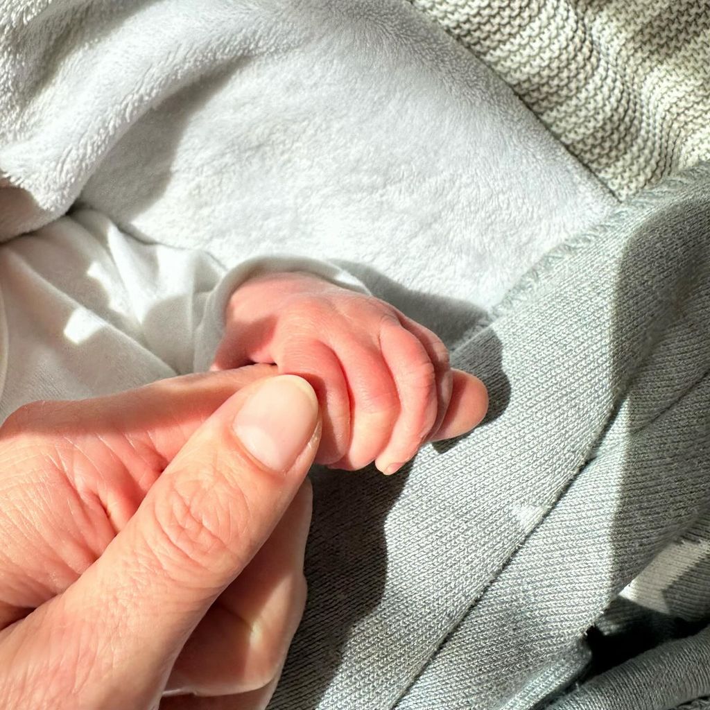 Isabel Edvardsson hält die Hand ihres Babys
