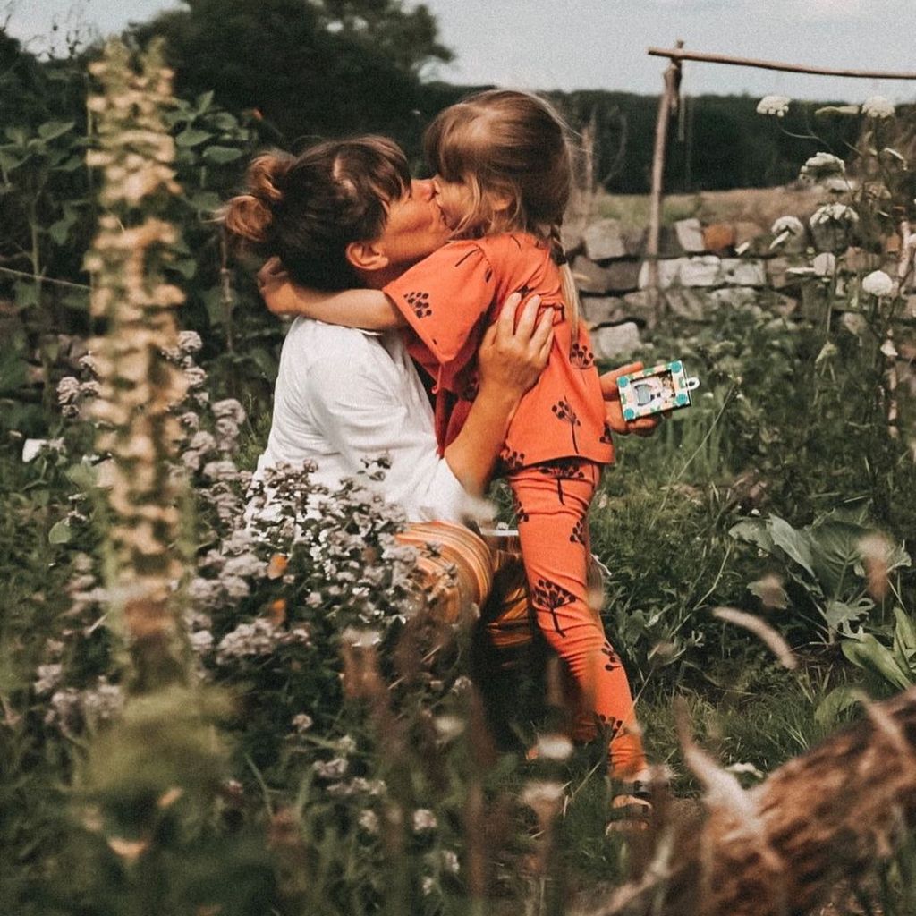 Isabell Horn mit ihrer Tochter Ella, 2021