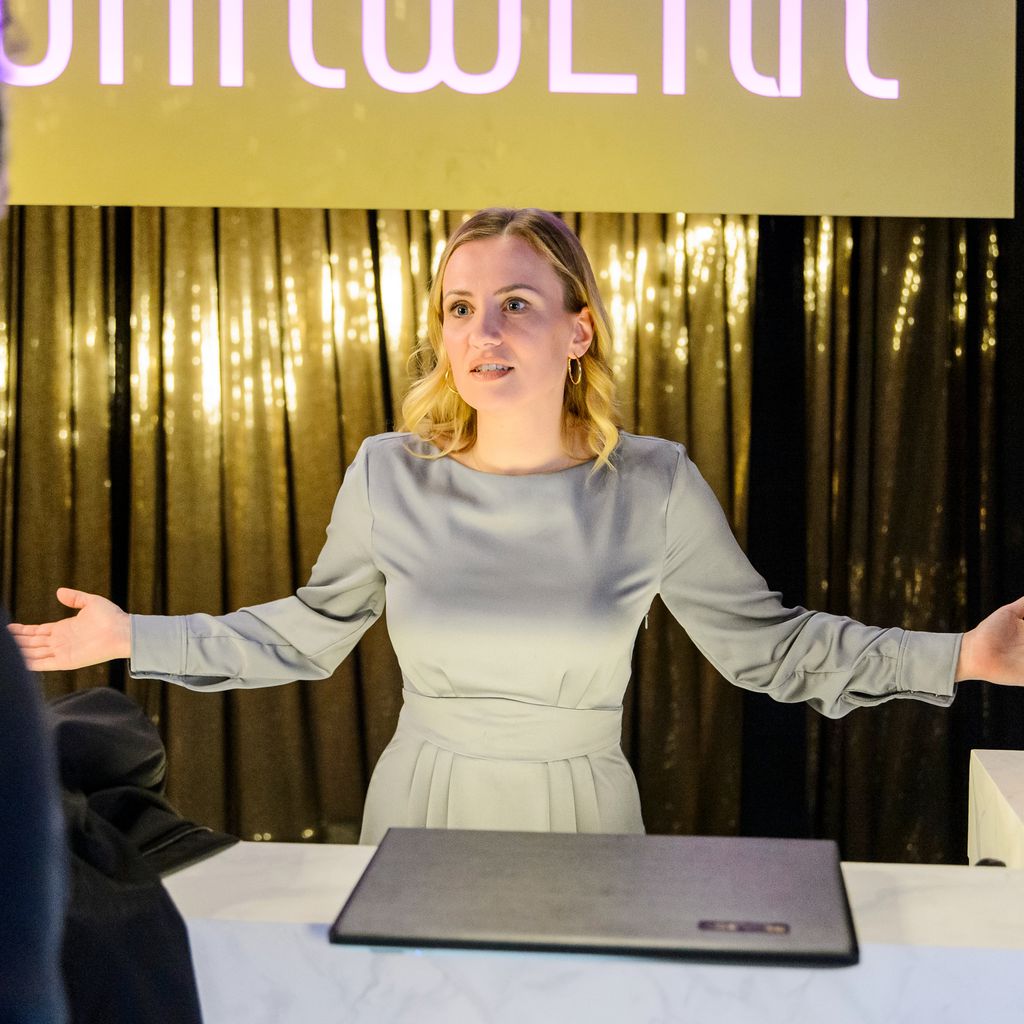 Isabelle (Ania Niedieck) bei "Alles was zählt"