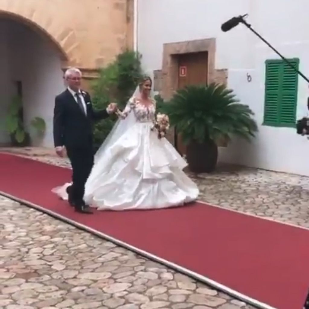 Isi Glück wird von ihrem Vater zum Altar geführt