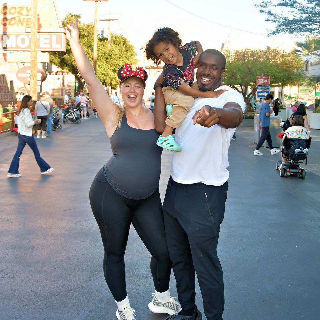 Iskra Lawrence, Philip Payne und ihr Sohn im August 2024