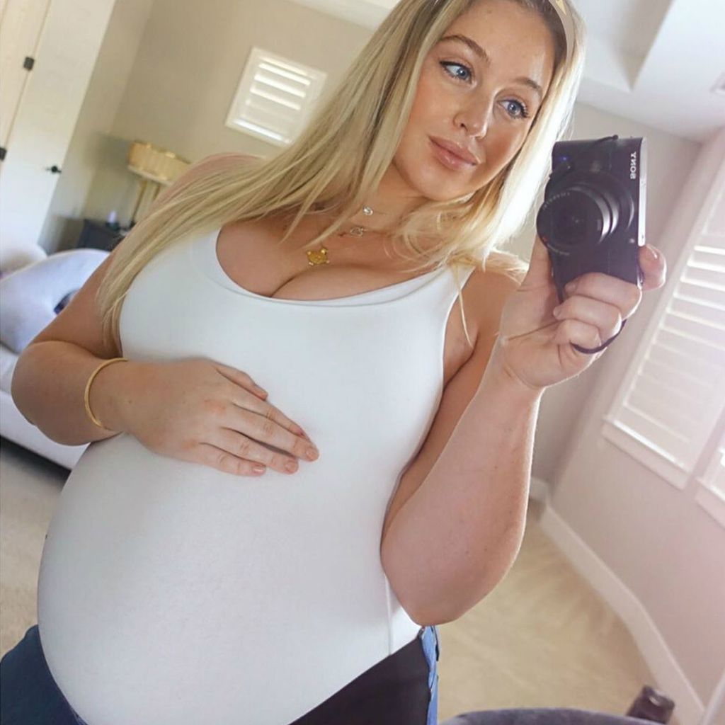 Iskra Lawrence an Ostern 2020
