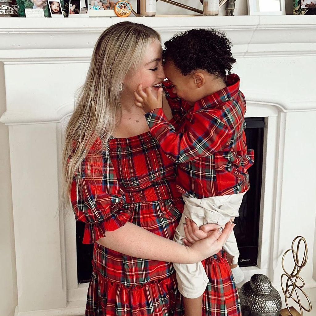 Iskra Lawrence und ihr Sohn im November 2022