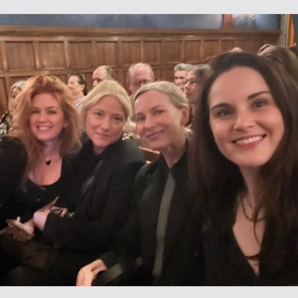 Isla Fisher mit ihren Freundinnen, 2024