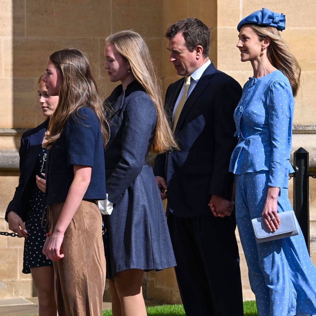 Beim Ostergottesdienst in St George’s Chapel: Isla Phillips, Georgina Sperling, Savannah Phillips, Peter Phillips und Harriet Sperling
