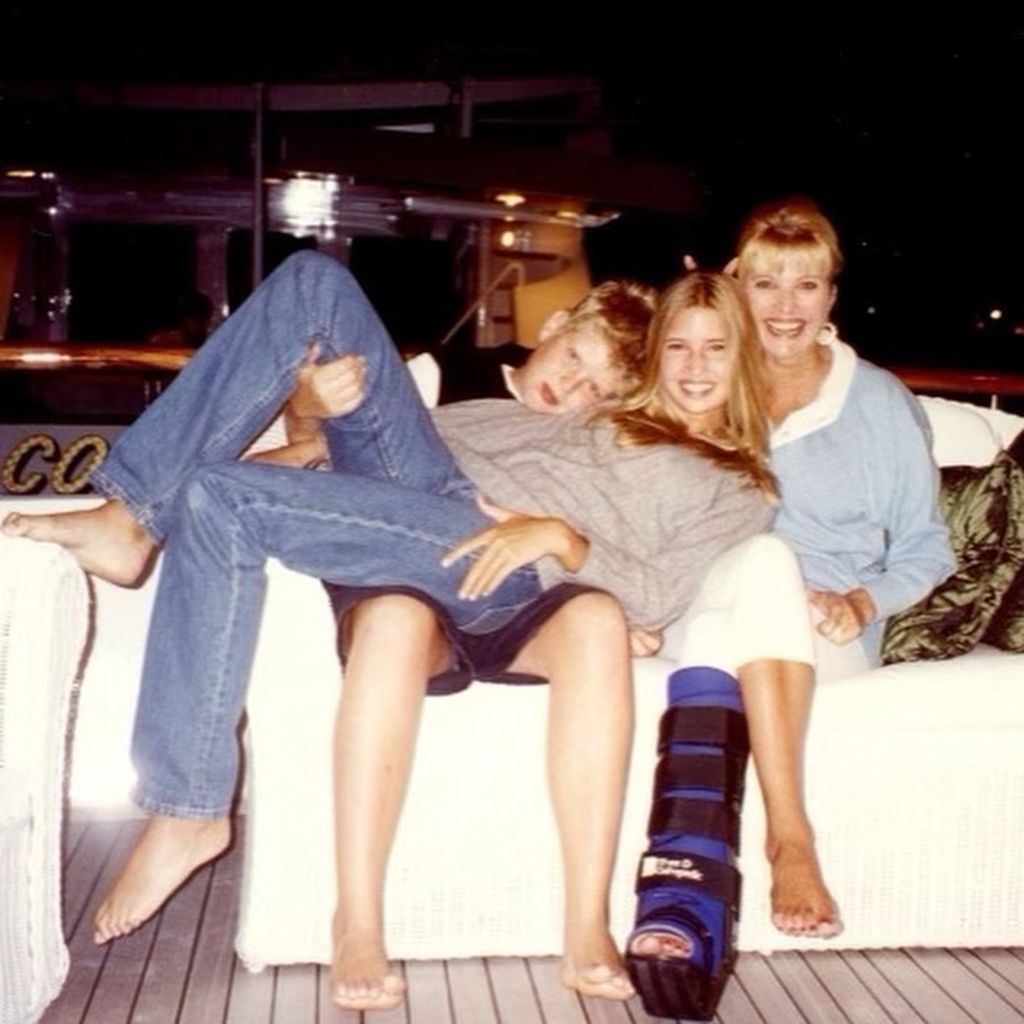 Ivanka Trump (m.) auf einem alten Foto mit einem ihrer Brüder und ihrer Mutter Ivana