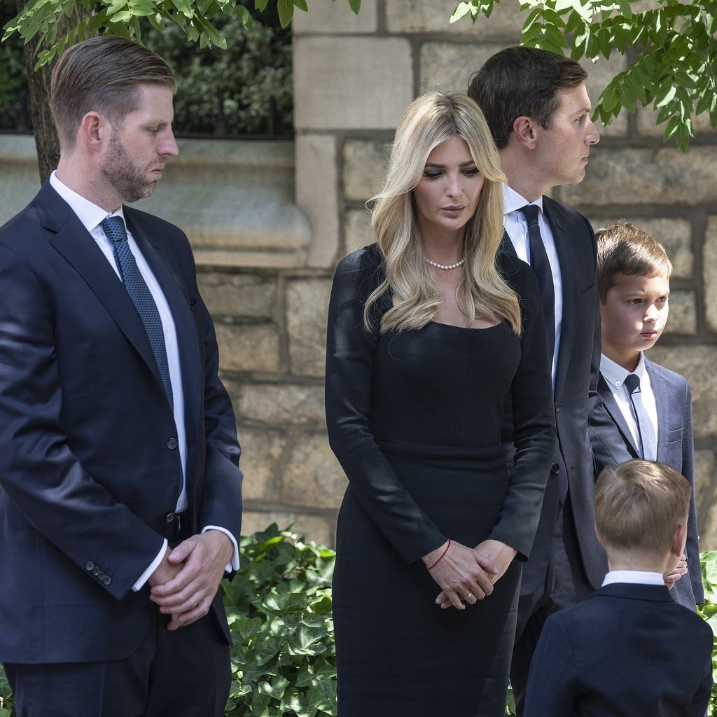 Ivanka Trump mit ihrem Bruder Donald und ihrem Ehemann Jared Kushner