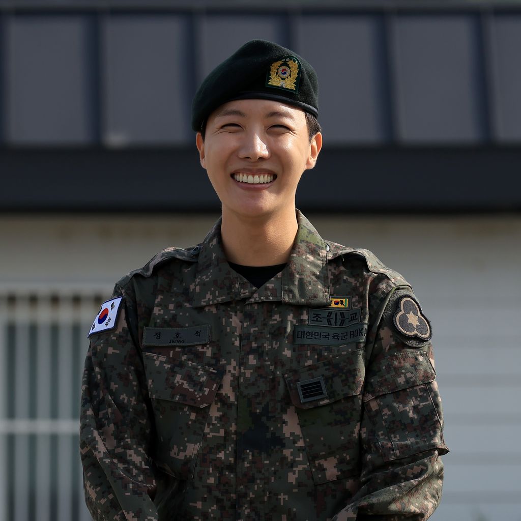J-Hope bei seiner offiziellen Entlassung aus dem Militär, Oktober 2024