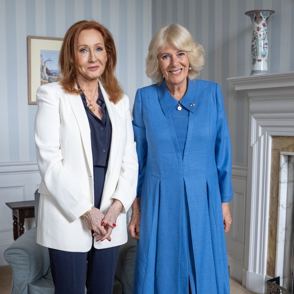 Königin Camilla und J.K. Rowling bei einer Audienz im Palace of Holyroodhouse in Edinburgh am 30. Juni 2026