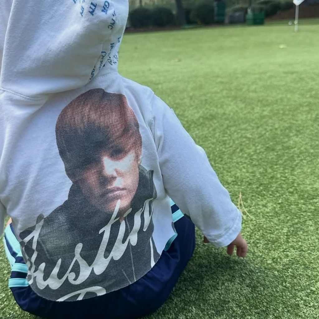 Haily Bieber postet Sohn Jack Blues in einem Pullover, auf dem Vater Justin Bieber drauf ist, '25.