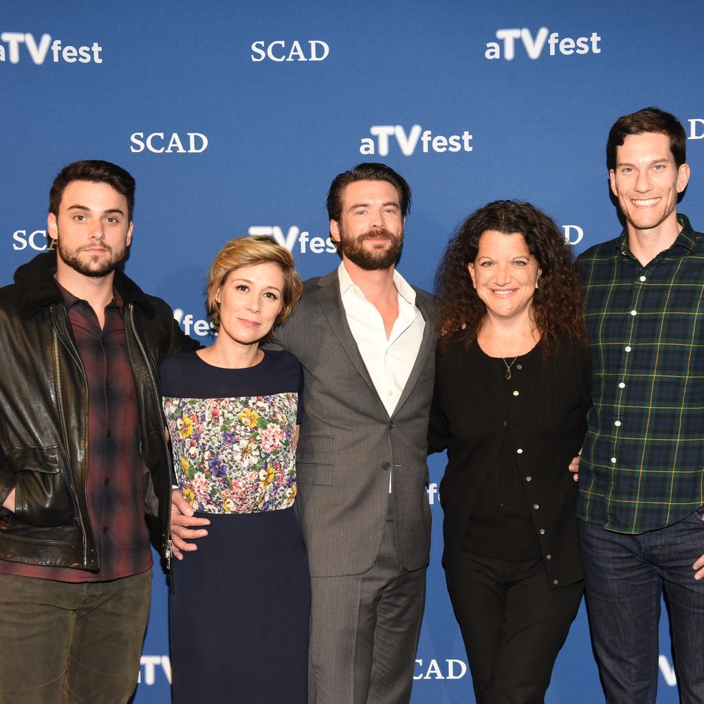 Jack Falahee, Liza Weil, Charlie Weber mit den HtGAwM-Produzenten Debra Birnbau und Peter Nowalk