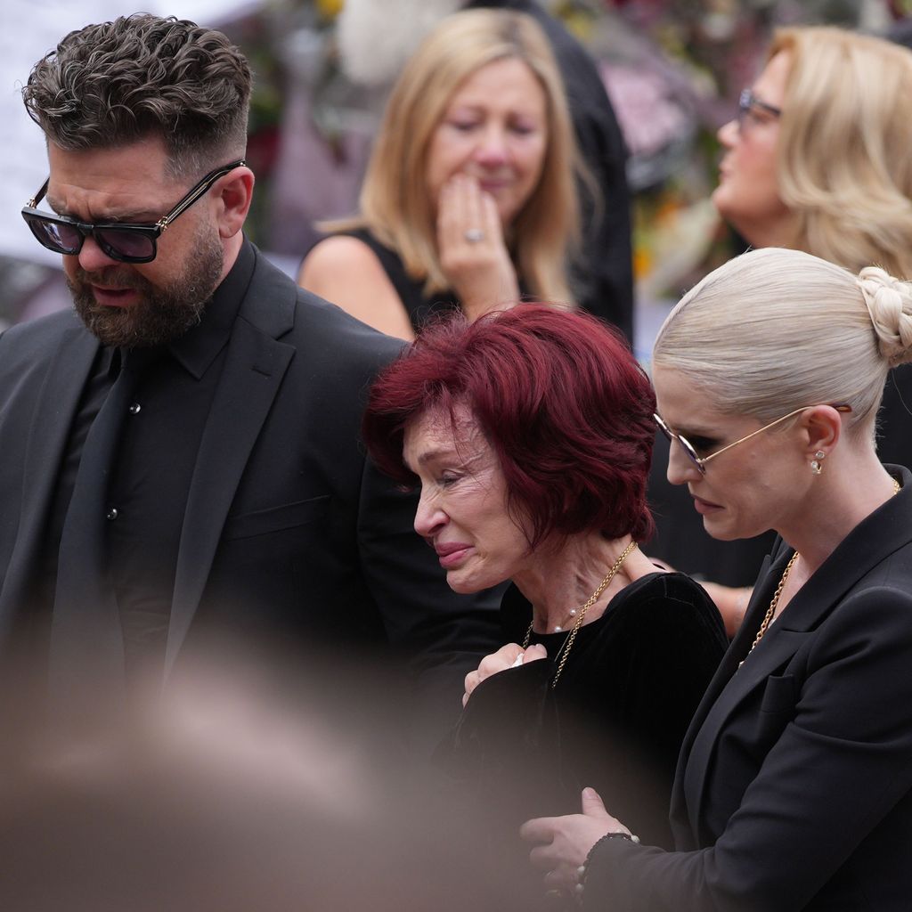 Jack Osbourne, Sharon Osbourne und Kelly Osbourne bei Ozzy Osbournes Beerdigung