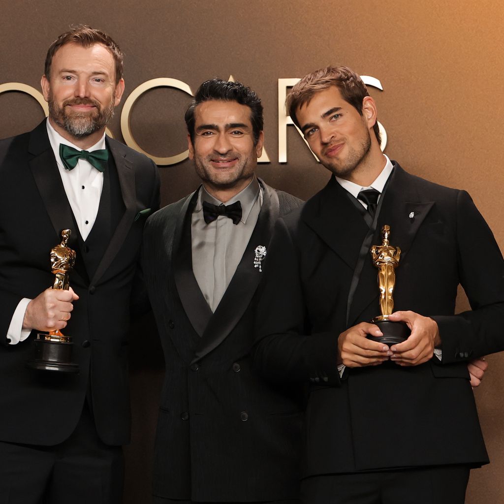Jack Piatt und Sam A. Davis feiern ihren Oscar für "The Singers" mit Kumail Nanjiani bei den 98. Oscars im Dolby Theatre