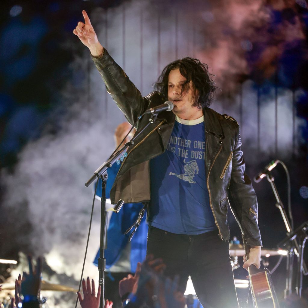 Jack White performt in der Halbzeitshow beim Spiel Detroit Lions gegen Green Bay Packers in Detroit im November 2025
