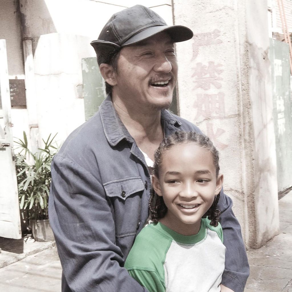 Jackie Chan umarmt Jaden Smith am Set von "Karate Kid" 2010