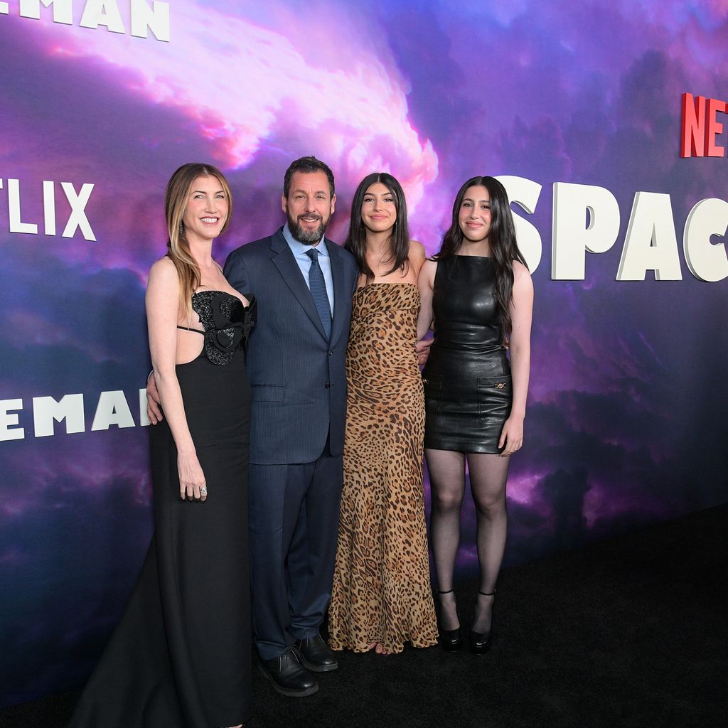 Jackie Sandler, Adam Sandler, Sunny Sandler und Sadie Sandler im Februar 2024