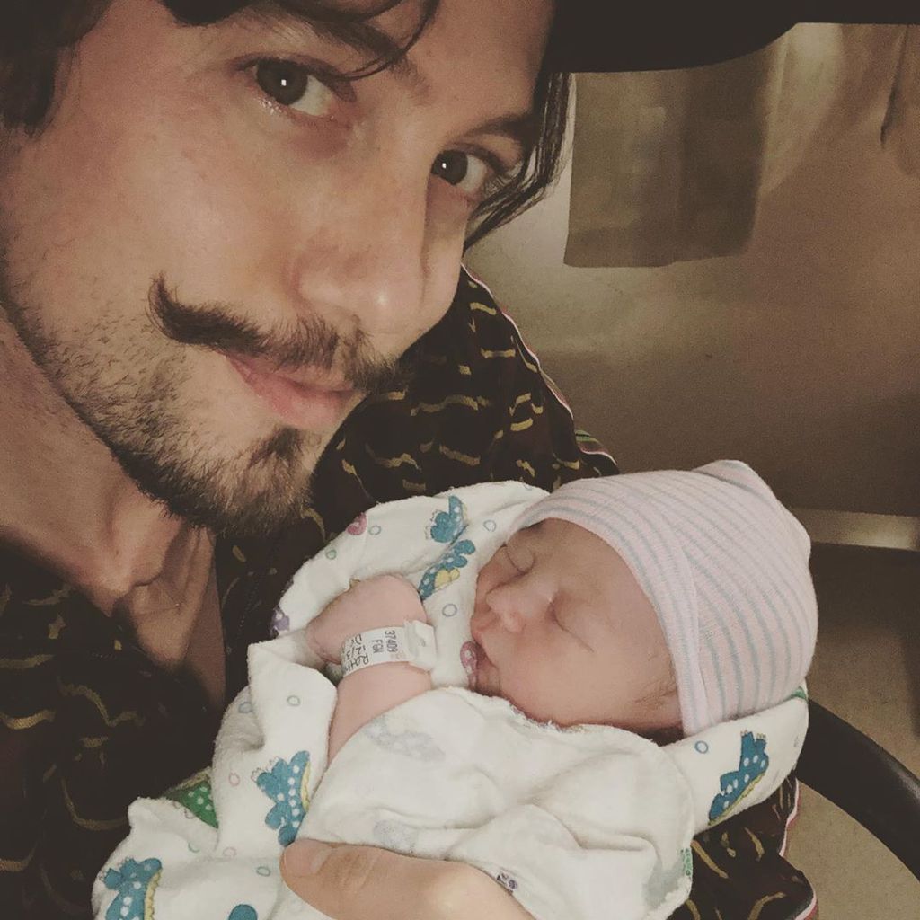 Jackson Rathbone mit seinem Baby