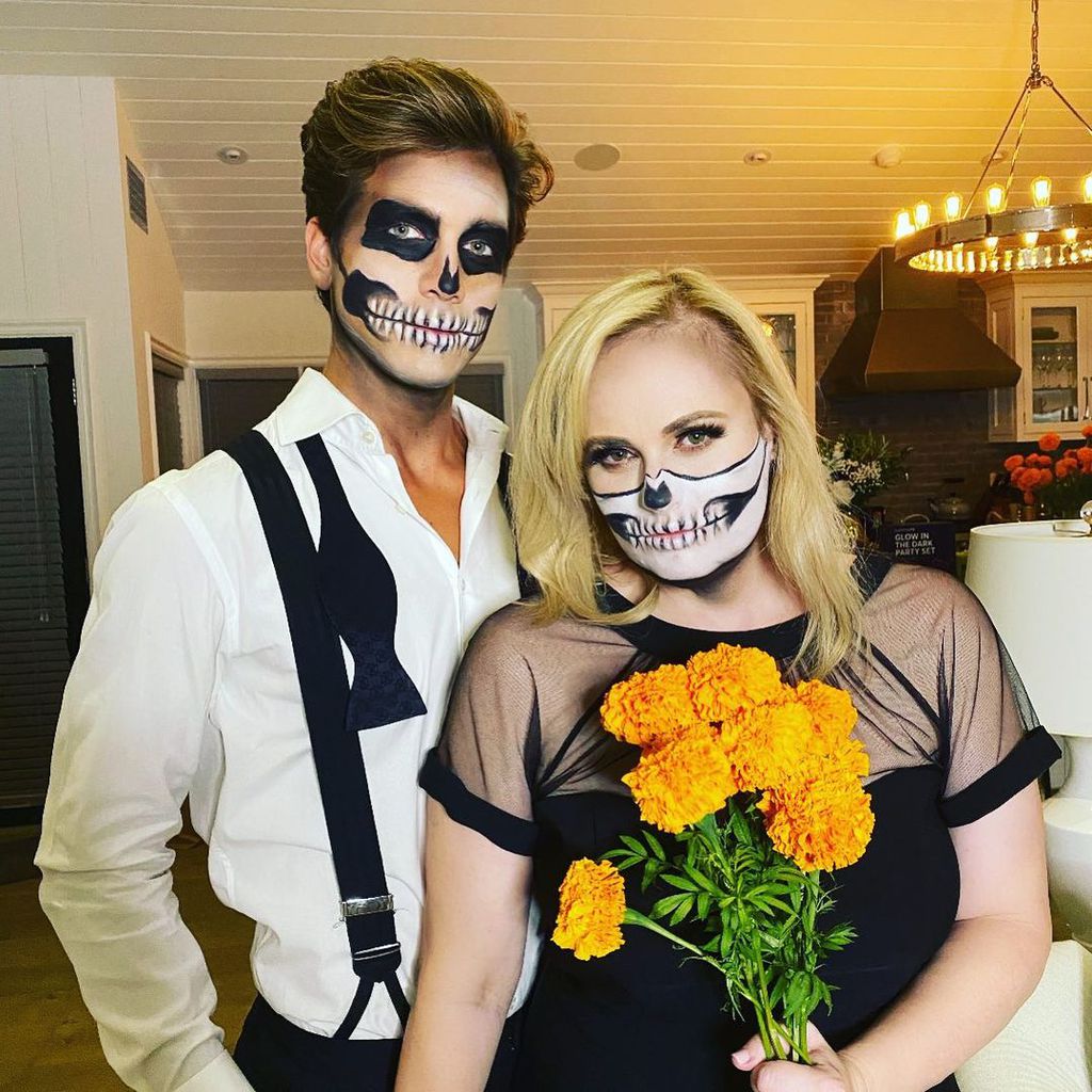 Jacob Busch und Rebel Wilson an Halloween 2020