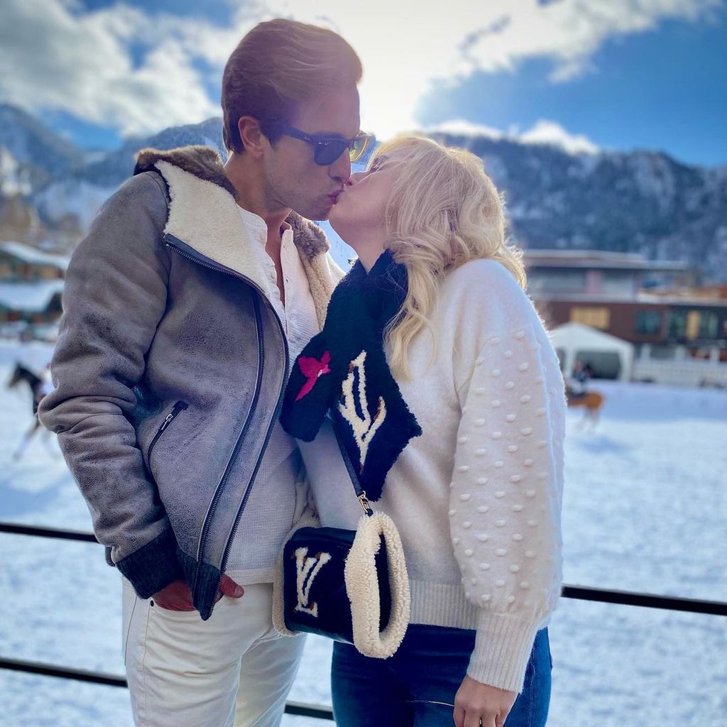 Jacob Busch und Rebel Wilson
