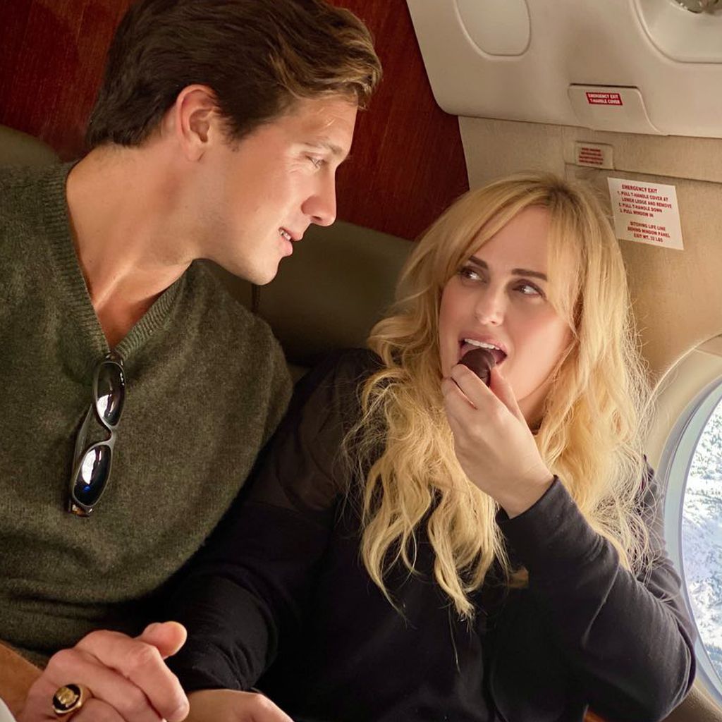 Jacob Busch und Rebel Wilson im Dezember 2020