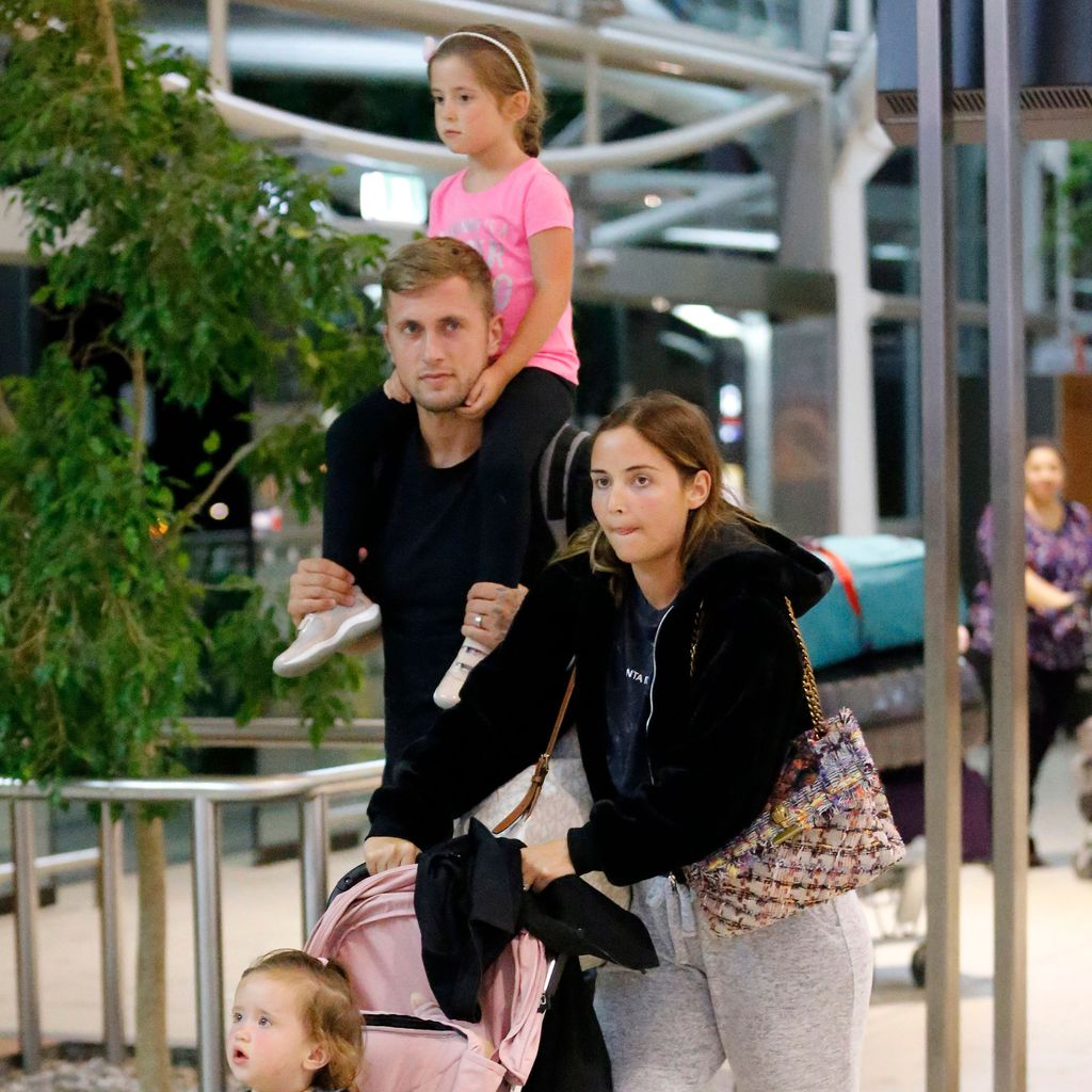 Jacqueline Jossa mit ihrer Familie am Flughafen in Brisbane im Dezember 2019