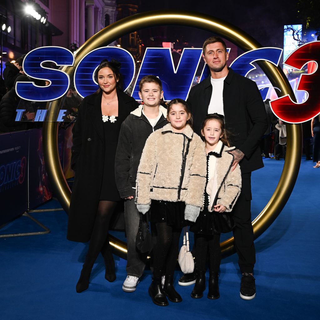 Jacqueline Jossa und Dan Osborne mit ihren Kindern, Dezember 2024