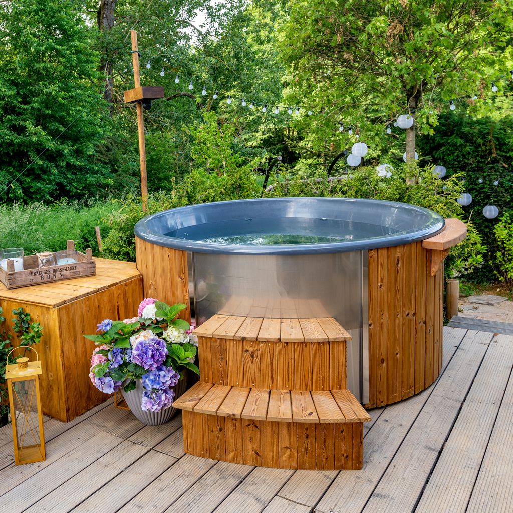 Jacuzzi auf einer Terrasse bei der Sendung "Let's Love"