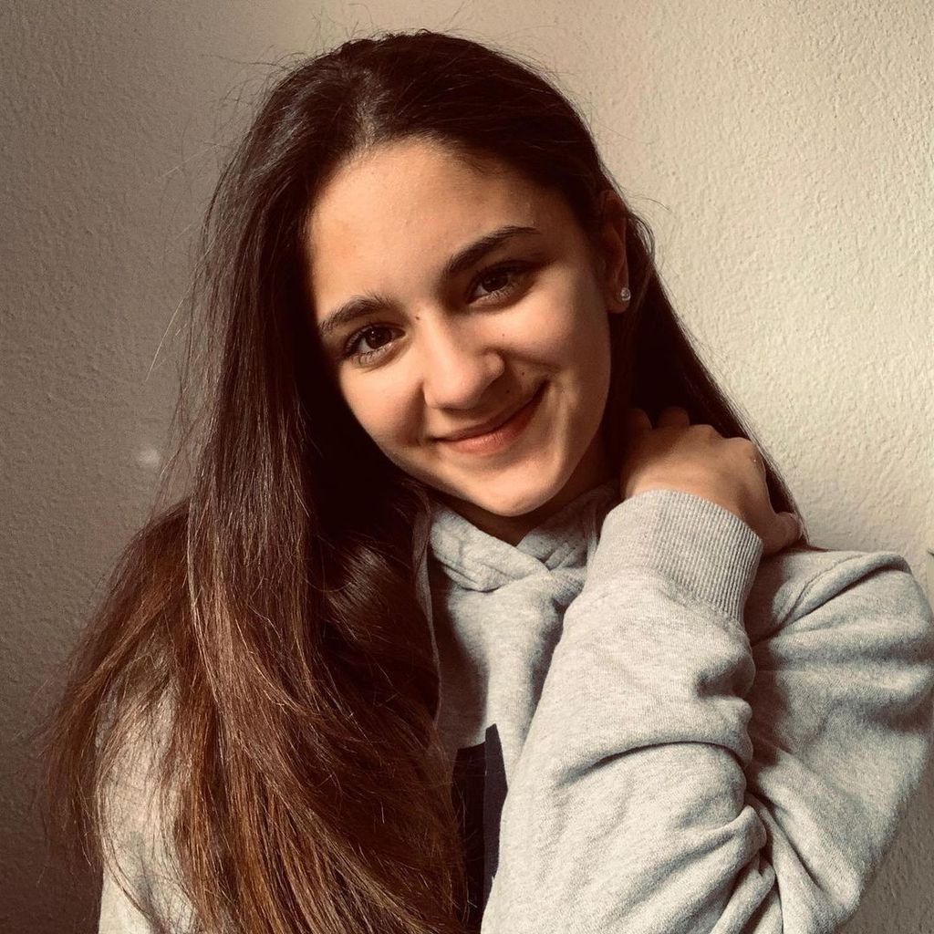 Jada Karabas, Tochter von Daniela Büchner