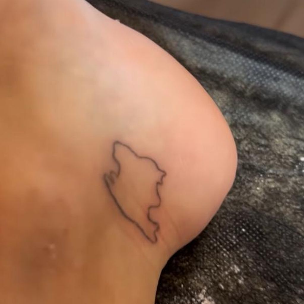 Jada Karabas' Mallorca-Tattoo auf ihrem Fuß