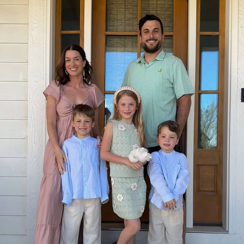 Jade Roper Tolbert mit ihrem Mann Tanner und ihren drei Kindern, April 2025