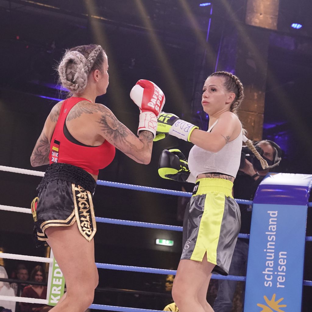 Jade Übach und Carina Spack beim Promiboxen 2020