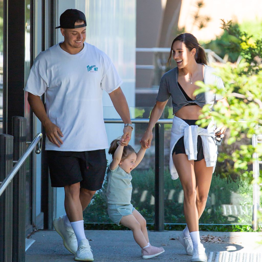 Jae Woodroffe und Kayla Itsines mit Kaylas Tochter Arna im Dezember 2021