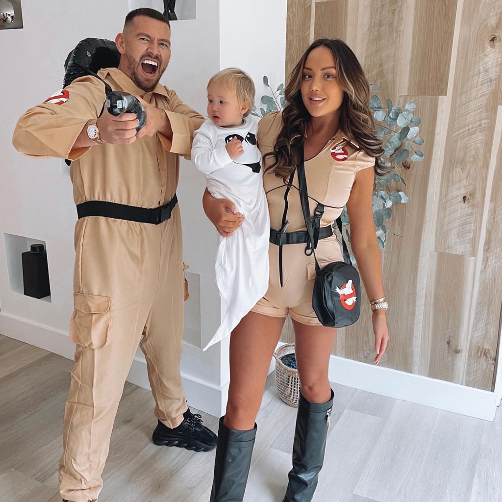 Jake Ankers und Charlotte Crosby mit ihrer Tochter