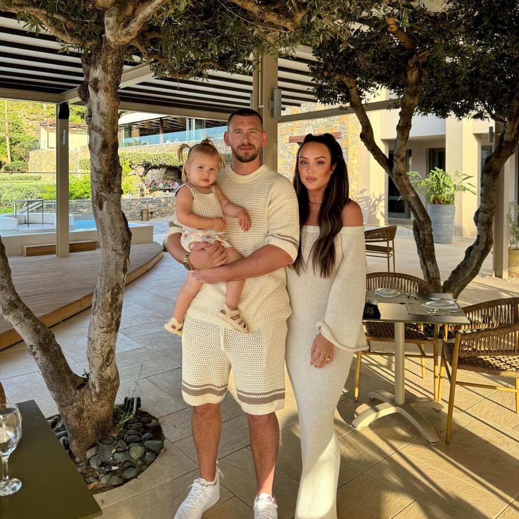 Jake Ankers und Charlotte Crosby mit ihrer Tochter Alba, Juni 2024