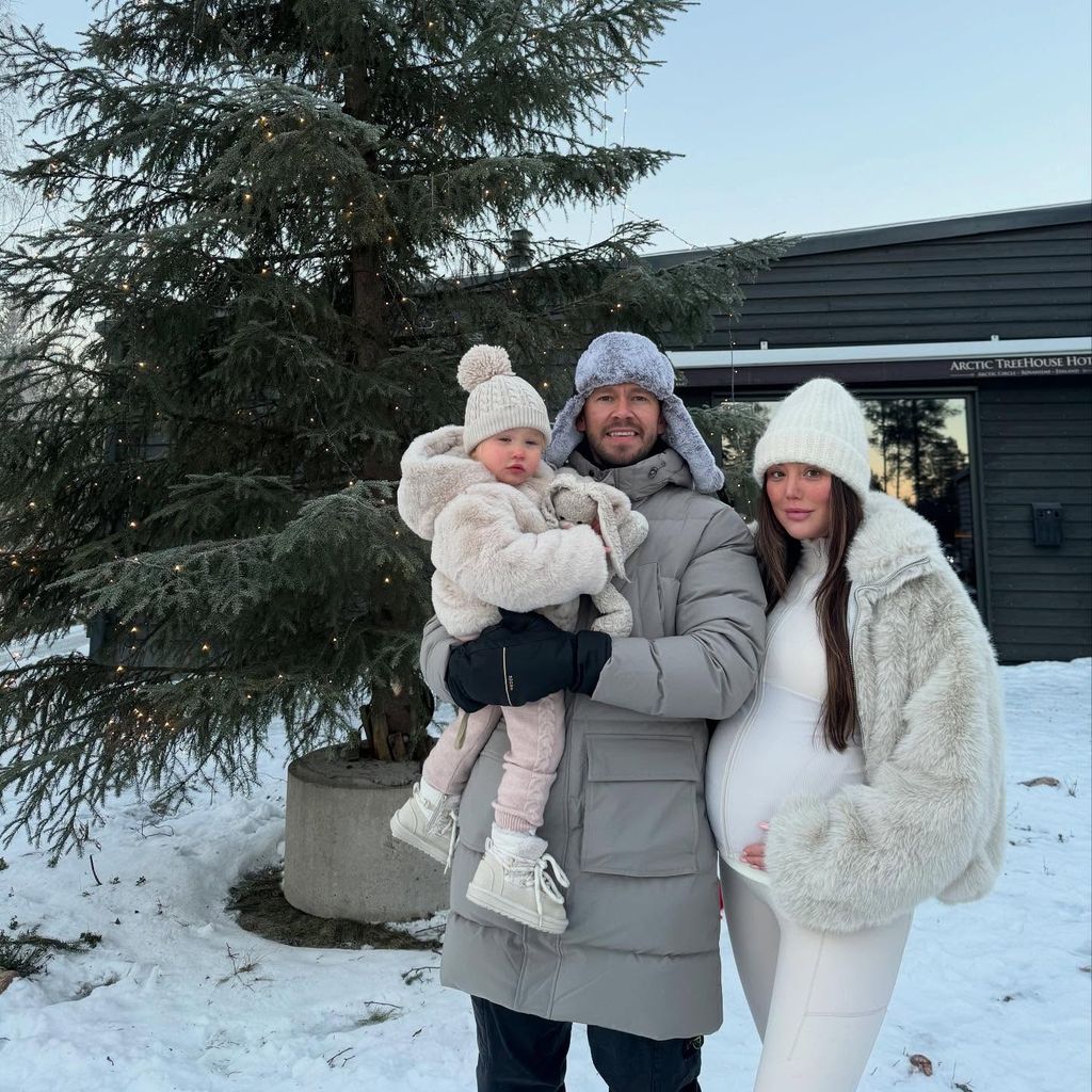 Jake Ankers und Charlotte Crosby mit ihrer Tochter Alba, Dezember 2024