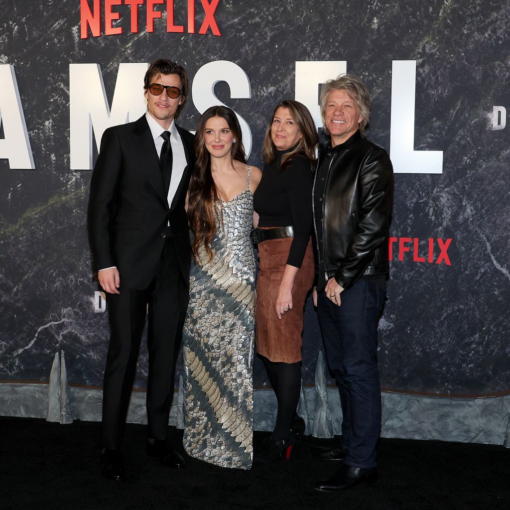 Jake Bongiovi, Millie Bobby Brown, Dorothea Hurley und Jon Bon Jovi