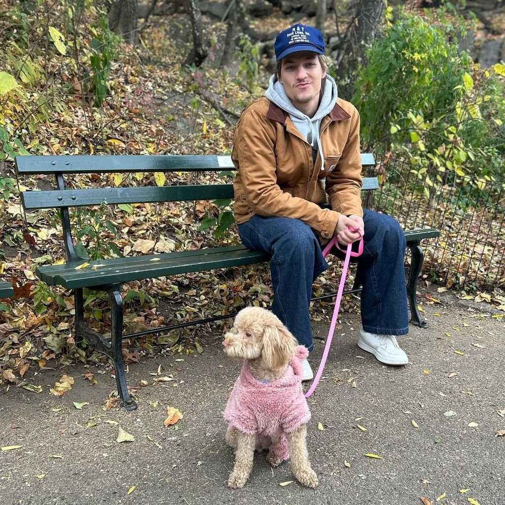 Jake Bongiovi und Hund Winnie im Park