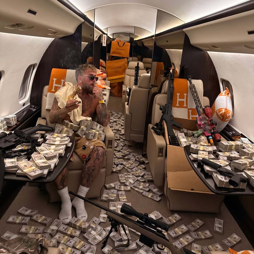Jake Paul nach seinem Kampf in seinem Privatjet