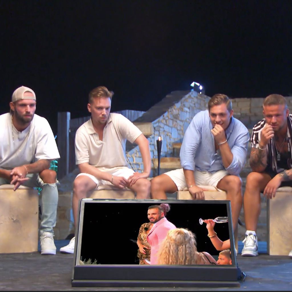 Jakub Jarecki, Udo Bönstrup, Henrik Stoltenberg und Juliano Fernandez beim Lagerfeuer