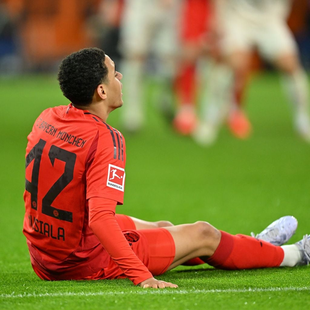 Jamal Musiala beim Spiel FC Bayern gegen den FC Augsburg