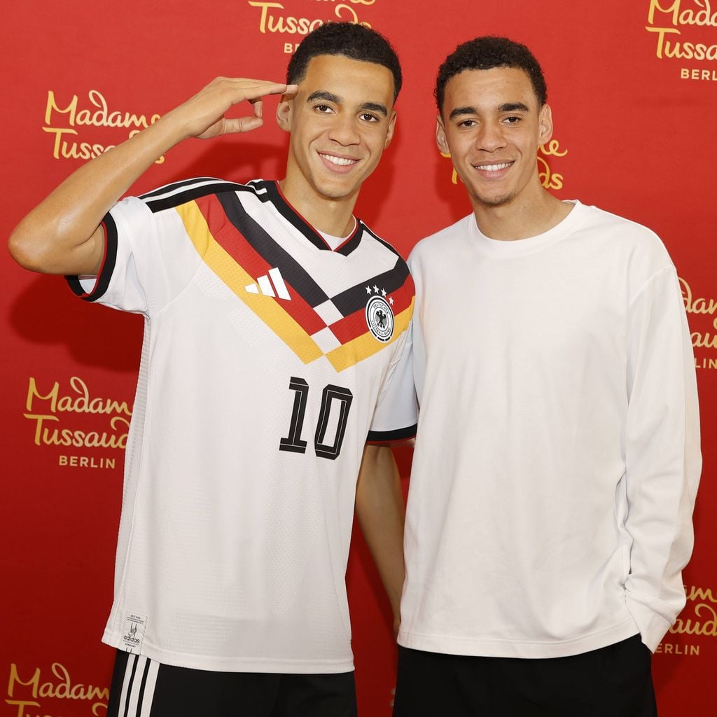 Jamal Musiala präsentiert seine Wachsfigur im Hotel Bayerischer Hof in München