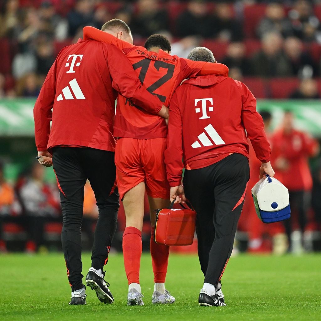 FC-Bayern-Spieler Jamal Musiala wird beim Spiel gegen den FC Augsburg vom Platz getragen