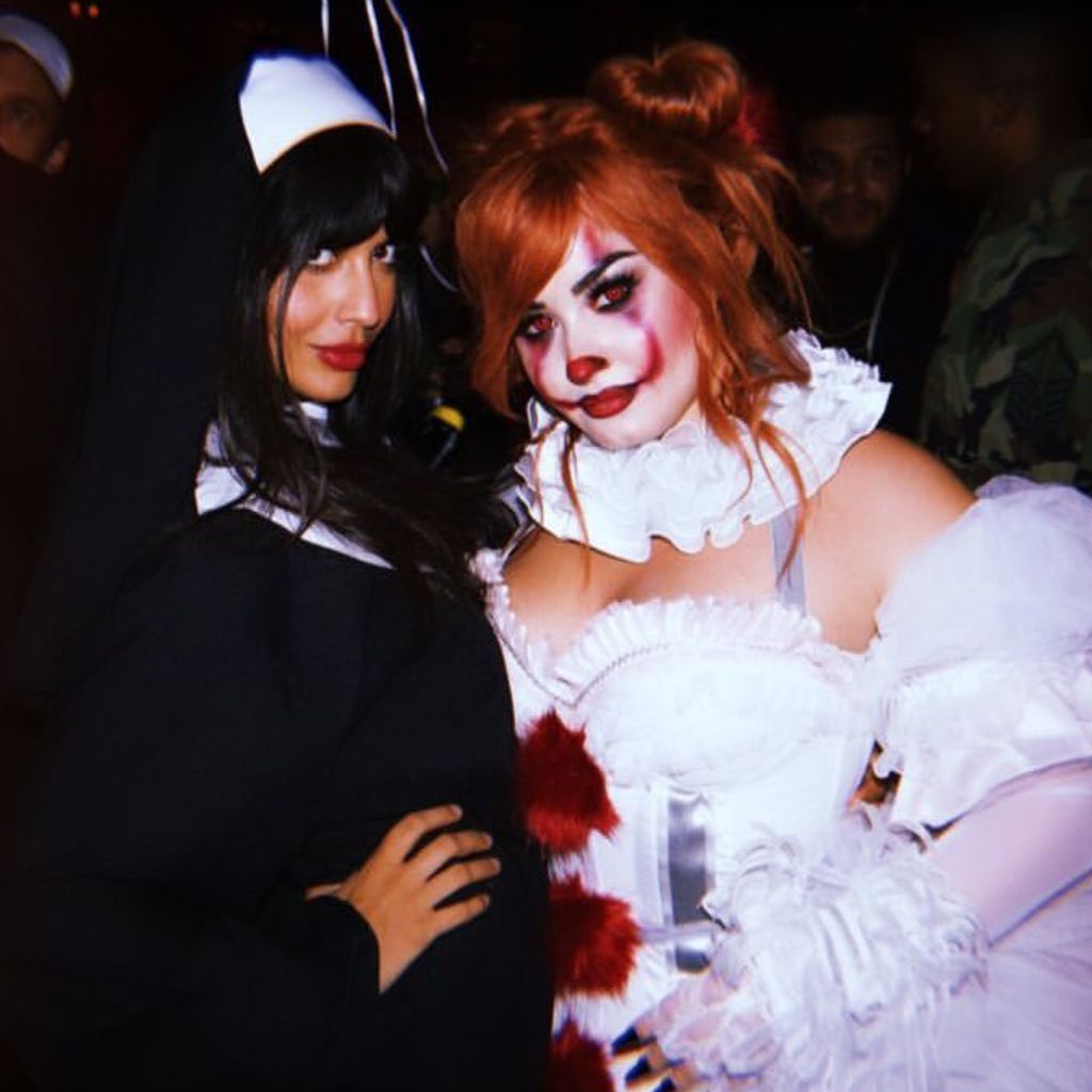 Jameela Jamil mit der Gastgeberin auf Demi Lovatos Halloween-Party im Oktober 2019