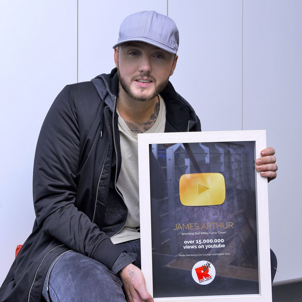 James Arthur zu Besuch bei einem Radiosender in Hamburg