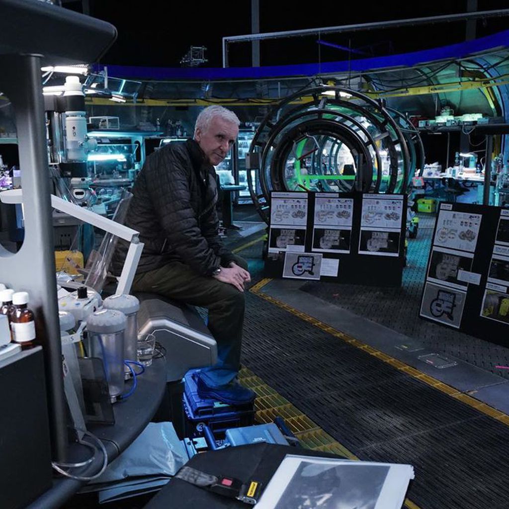 James Cameron in einer "Avatar"-Kulisse