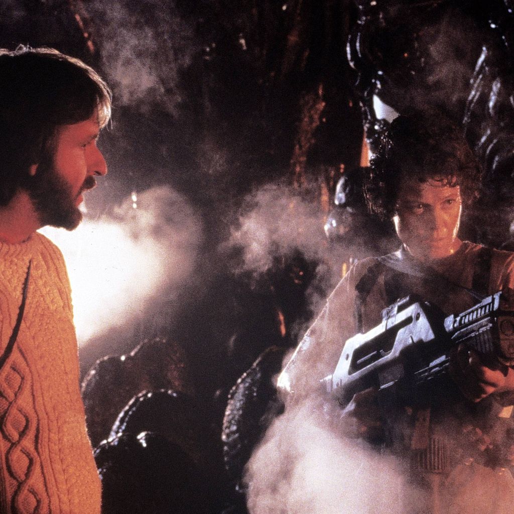 James Cameron gibt Sigourney Weaver am Set von "Aliens – Die Rückkehr" Regieanweisungen
